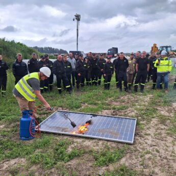 Strażacy szkolili się jak walczyć z pożarem paneli fotowoltaicznych