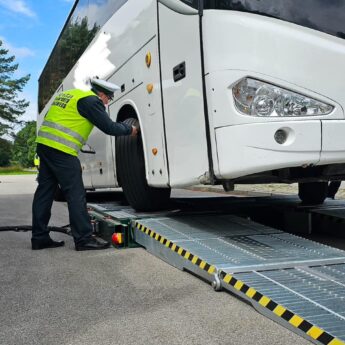 ITD kontrolowała autokary w Łukęcinie. Wicewojewoda: "Bezpieczeństwo podróżujących priorytetem"