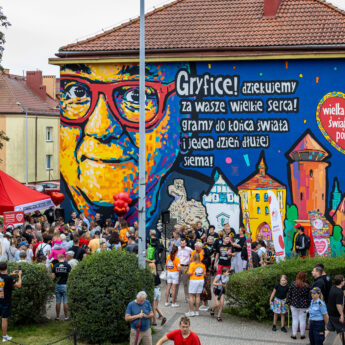 Mural WOŚP w Gryficach odsłonięty przez Jurka Owsiaka