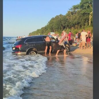 Wjechali na plażę wyciągnąć skuter z wody. Nie wszystko poszło zgodnie z planem... [FILM]