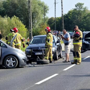 Czołowe zderzenie pod Kamieniem Pomorskim. Trasa nad morze zablokowana