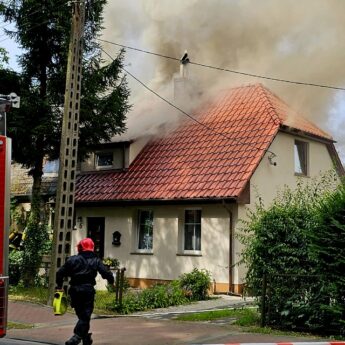 Pożar domu w Kamieniu Pomorskim! Na miejscu 12 zastępów straży [ZDJĘCIA, FILM]]