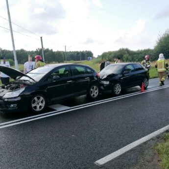 Kolizja dwóch aut przed przejazdem kolejowym. Na miejscu utrudnienia w ruchu