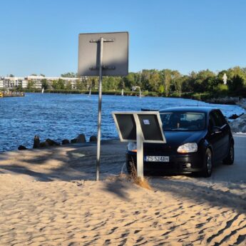 Prawdziwi mistrzowie parkowania wjeżdżają pod samo zejście na plażę!