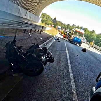 Tragiczny finał zderzenia motocykla z ciężarków. 40 - latek stracił nogę!