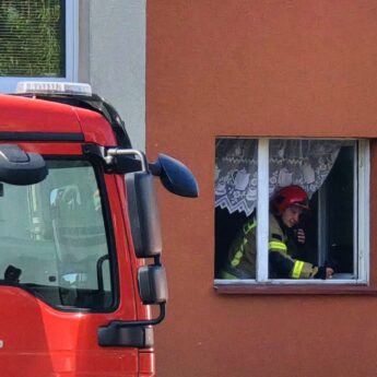 Zadymienie postawiło na nogi strażaków. Dwa zastępy PSP na ulicy Kopernika