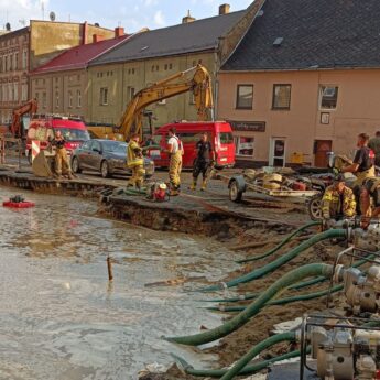 Strażacy z Kamienia Pomorskiego oraz Międzyzdrojów walczą z żywiołem we Wrocławiu