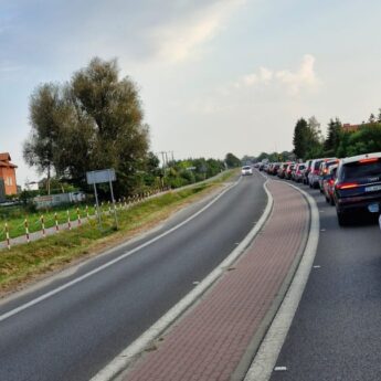 Trwają powroty znad morza. Trasa Dziwnów - Kamień Pomorski zakorkowana