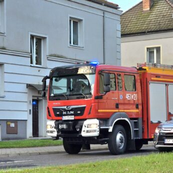 Strażacy w jednym z mieszkań na Dziwnowskiej. W mieszkaniu wyczuwalny był gaz