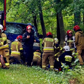 Czołowe zderzenie motocykla z VW. Droga za Świerznem całkowicie zablokowana