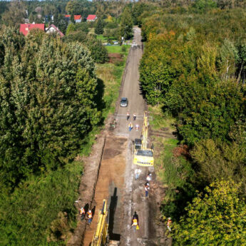 Ruszyły głębokie wykopy na trasie Gostyń - Pobierowo. "Prosi się kierowców o nie wjeżdżanie na plac budowy!"