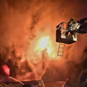 Pożar domu w Wisełce. Z ogniem walczą strażacy z całej okolicy!