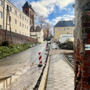 Wreszcie będzie można bezpiecznie zejść nad wodę. Trwa budowa chodnika przy ulicy Klasztornej