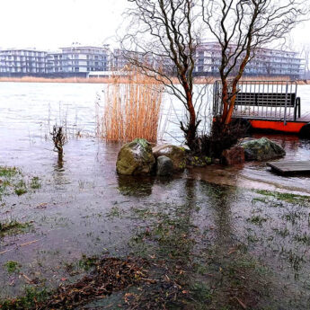 Dwa ostrzeżenia dla Powiatu Kamieńskiego! Silny wiatr oraz podwyższony poziom wód!