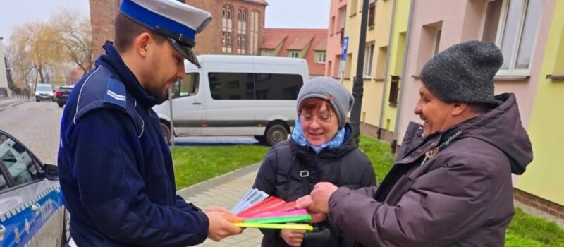 Policjanci zadbali o widoczność seniorów na drodze