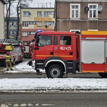 Zadymienie w budynku na ulicy Dziwnowskiej. Na miejscu strażacy z Kamienia Pomorskiego oraz Jarszewa