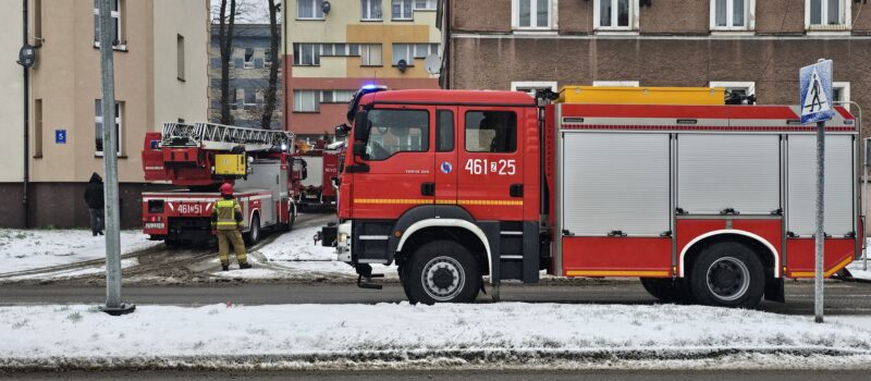 Zadymienie w budynku na ulicy Dziwnowskiej. Na miejscu strażacy z Kamienia Pomorskiego oraz Jarszewa