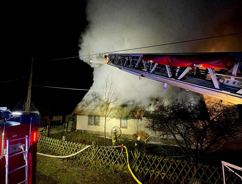 Pożar domu jednorodzinnego w Wapnicy! W akcji 10 zastępów straży! [ZDJĘCIA, WIDEO]