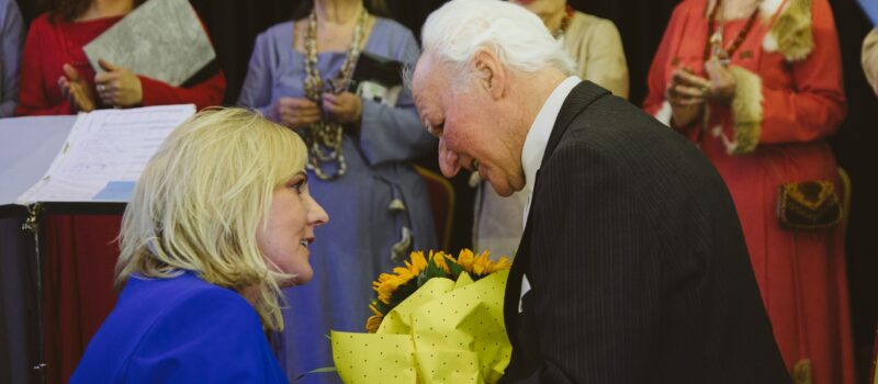Burmistrz Wolina dziękuje Józefowi Romanowskiemu za 17 lat pracy z Chórem Julin