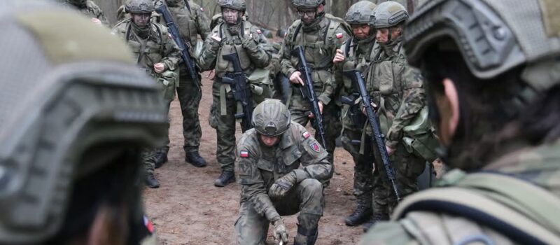 Polacy chcą przywrócenia obowiązkowej służby wojskowej Polacy chcą przywrócenia obowiązkowej służby wojskowej