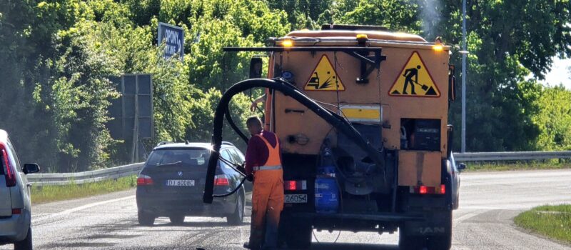 Drogowcy łatają drogi – kierowcy ostrzegają: „Uwaga na lakier i szyby!”