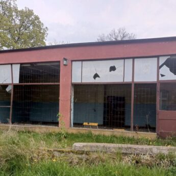 Opuszczony budynek przyciąga dzieci i młodzież. Niebezpieczny pustostan w sercu Kołczewa Opuszczony budynek przyciąga dzieci i młodzież. Niebezpieczny pustostan w sercu Kołczewa