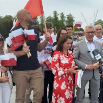 Politycy Koalicji Obywatelskiej rozdawali biało - czerwoną w Międzyzdrojach [FILM]