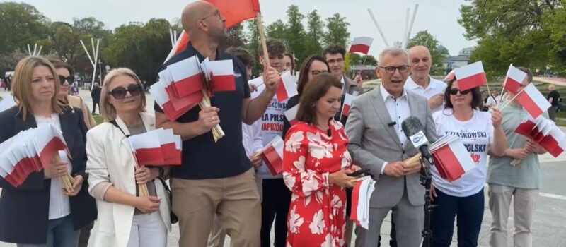 Politycy Koalicji Obywatelskiej rozdawali biało - czerwoną w Międzyzdrojach [FILM]