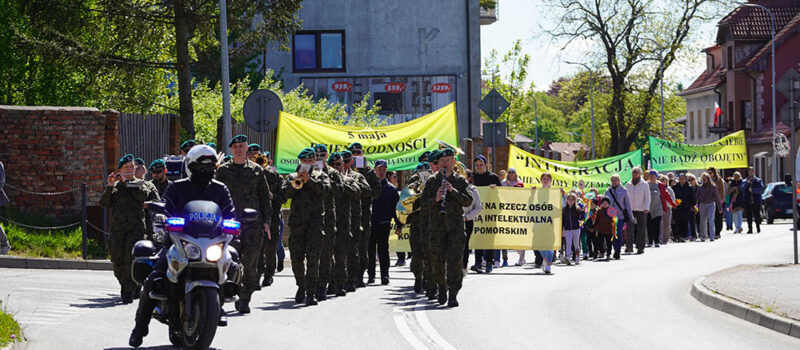 Kolorowy Marsz Godności przeszedł ulicami Kamienia Pomorskiego [ZDJĘCIA]