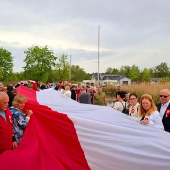 Uroczysty marsz z 100-metrową flagą. Międzywodzie w biało - czerwonych barwach Uroczysty marsz z 100-metrową flagą. Międzywodzie w biało - czerwonych barwach