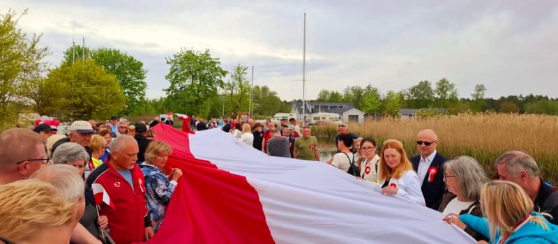 Uroczysty marsz z 100-metrową flagą. Międzywodzie w biało - czerwonych barwach