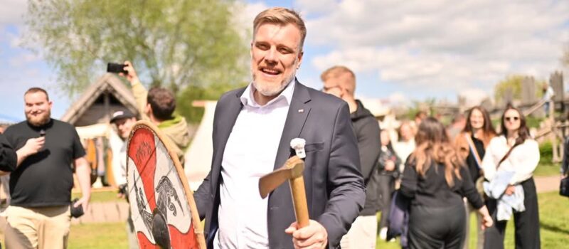 Kandydat na Prezydenta w skansenie Słowian i Wikingów