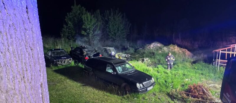 Nocny pożar aut w Gostyniu. Interweniowały trzy jednostki straży pożarnej