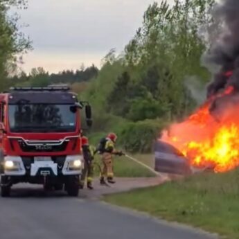 Pożar samochodu osobowego między Dargobadzem a Mokrzycą. Auto spłonęło doszczętnie Pożar samochodu osobowego między Dargobadzem a Mokrzycą. Auto spłonęło doszczętnie
