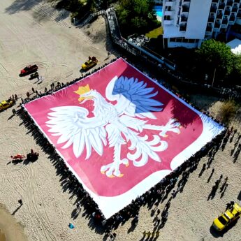 Międzyzdroje ustanawiają nowy Rekord Polski – największe godło narodowe o powierzchni 1202 m² Międzyzdroje ustanawiają nowy Rekord Polski – największe godło narodowe o powierzchni 1202 m²