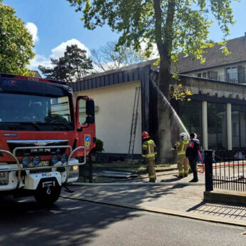 Pożar w ośrodku wypoczynkowym w Międzywodziu. Szybka reakcja strażaków zapobiegła tragedii Pożar w ośrodku wypoczynkowym w Międzywodziu. Szybka reakcja strażaków zapobiegła tragedii