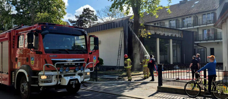 Pożar w ośrodku wypoczynkowym w Międzywodziu. Szybka reakcja strażaków zapobiegła tragedii