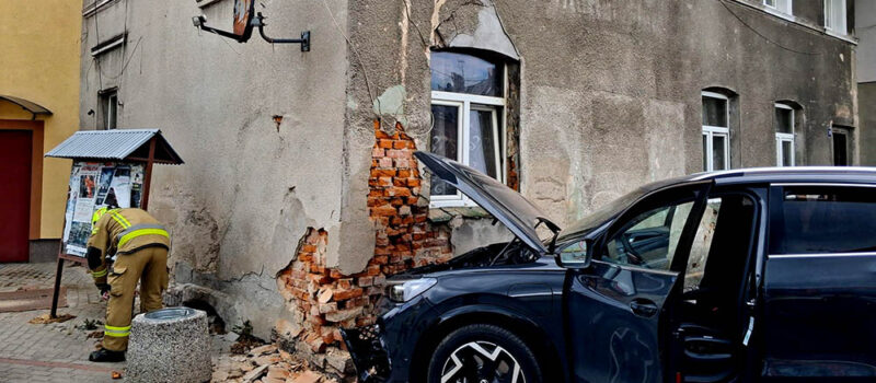 Volkswagenem wprost w budynek mieszkalny w Kołczewie!