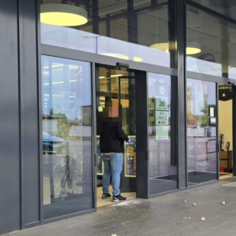 Włamanie do Lidla w Kamieniu Pomorskim. Sprawca ujęty po szarpaninie ze służbami Włamanie do Lidla w Kamieniu Pomorskim. Sprawca ujęty po szarpaninie ze służbami