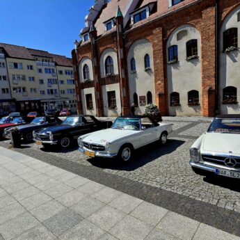Mercedesy „Pagoda” na rynku w Kamieniu Pomorskim. Trwa międzynarodowy zlot kultowych modeli SL Mercedesy „Pagoda” na rynku w Kamieniu Pomorskim. Trwa międzynarodowy zlot kultowych modeli SL