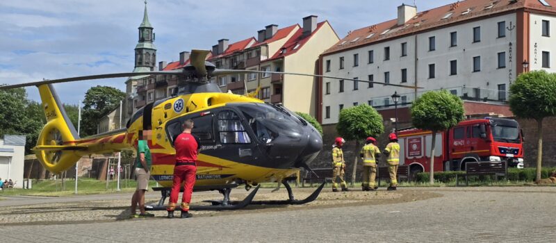 Dramatyczny wypadek w Kamieniu Pomorskim – 29-latka spadła ze schodów, interweniował śmigłowiec LPR
