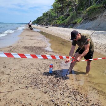 Niewybuch na plaży w Łukęcinie! Trwa zabezpieczanie znaleziska Niewybuch na plaży w Łukęcinie! Trwa zabezpieczanie znaleziska