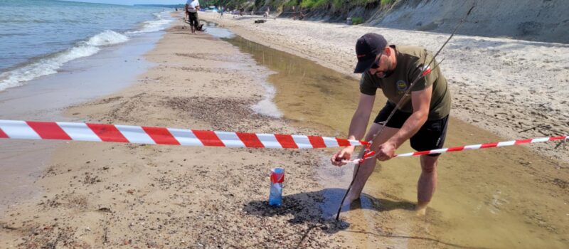 Niewybuch na plaży w Łukęcinie! Trwa zabezpieczanie znaleziska