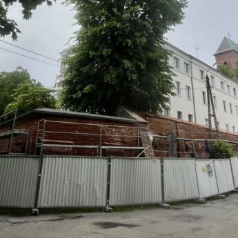 Wznowiono prace przy murach średniowiecznych osiedla katedralnego Wznowiono prace przy murach średniowiecznych osiedla katedralnego
