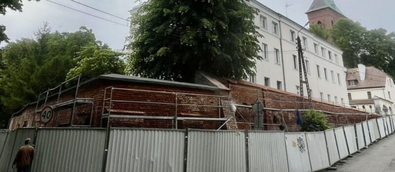 Wznowiono prace przy murach średniowiecznych osiedla katedralnego