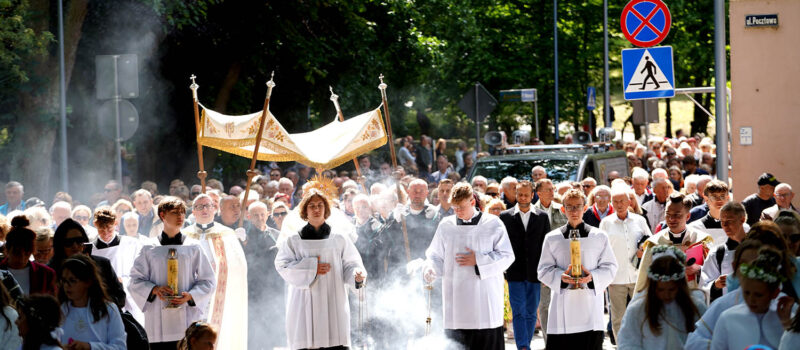 Procesja Bożego Ciała w Kamieniu Pomorskim. Żywa tradycja i wspólnota wiary [ZDJĘCIA]