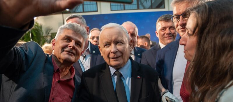 Koalicja notuje ogromny spadek. PiS liderem sondażu