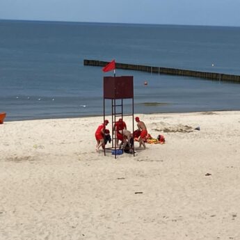 Dramatyczne chwile na plaży w Dziwnówku. Kobieta wyciągnięta z wody! Dramatyczne chwile na plaży w Dziwnówku. Kobieta wyciągnięta z wody!