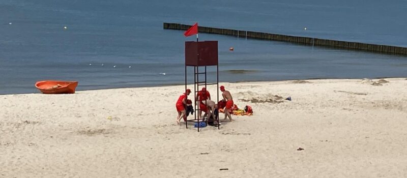 Dramatyczne chwile na plaży w Dziwnówku. Kobieta wyciągnięta z wody!