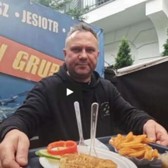 Youtuber Tomasz Strzelczyk ostrzega turystów: "Uwaga na jedzenie nad morzem!" [FILM]